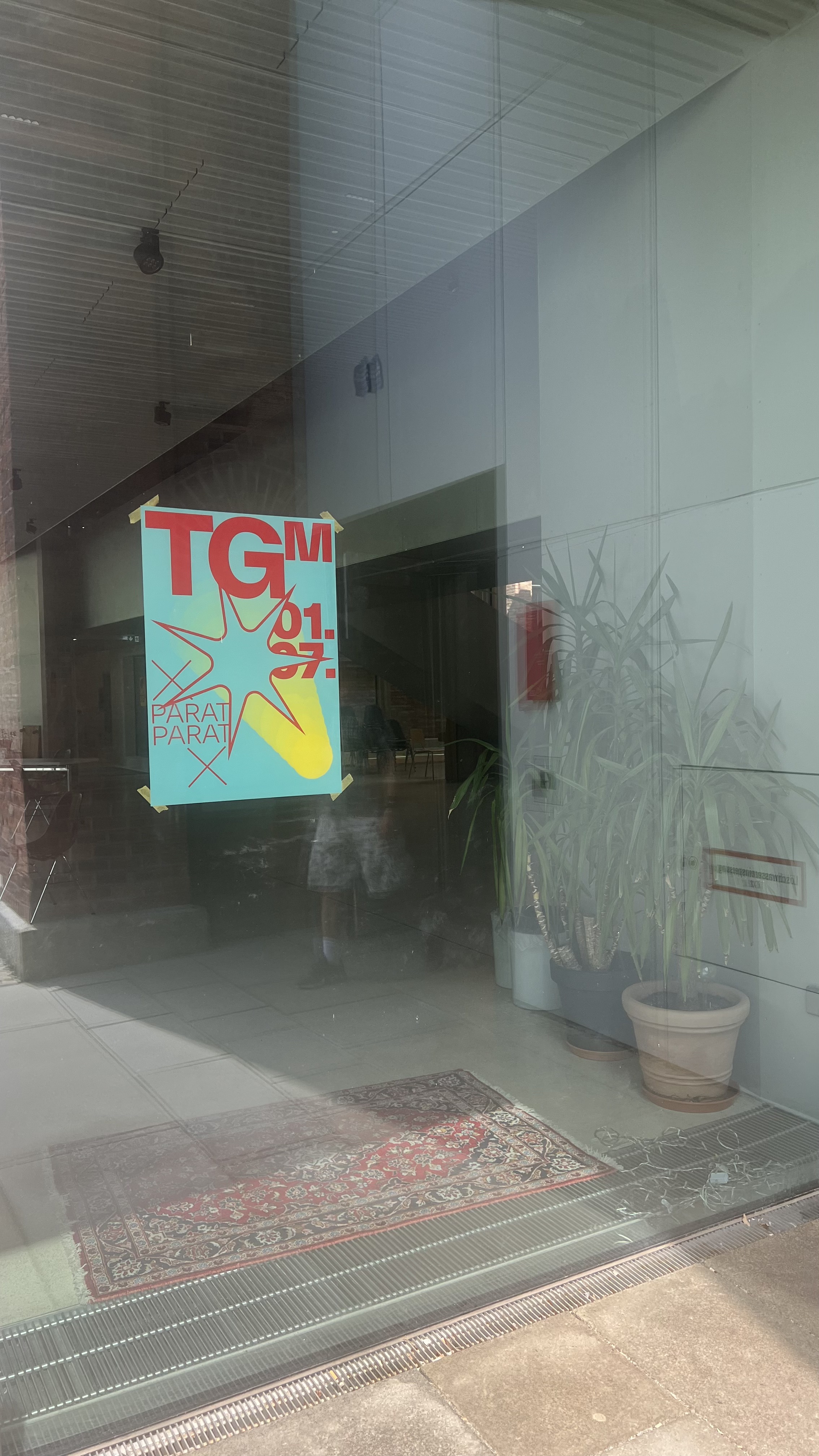 tgm plakat hängt an scheibe